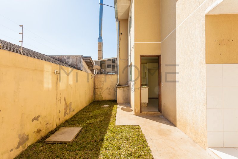 CASA À VENDA EM PINHAIS - COM 3 QUARTOS - 2 VAGAS - QUINTAL - PRONTO PARA MORAR Rua Píen Pinhais - 