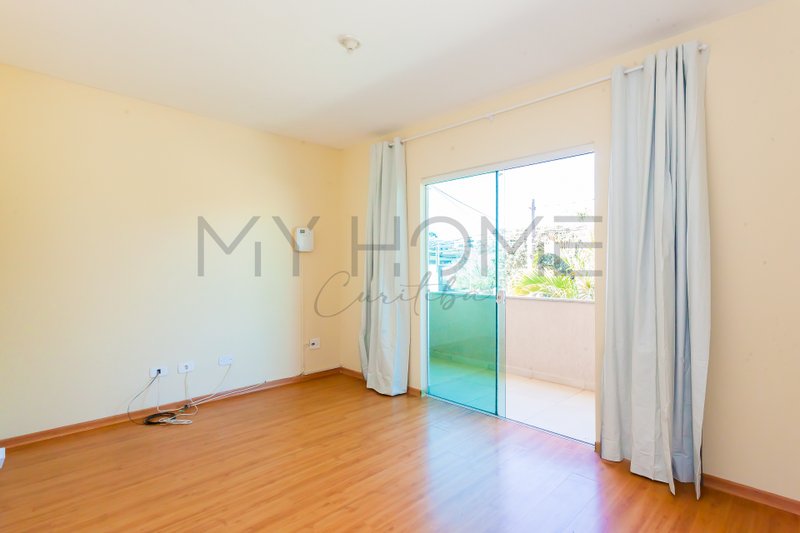 CASA À VENDA EM PINHAIS - COM 3 QUARTOS - 2 VAGAS - QUINTAL - PRONTO PARA MORAR Rua Píen Pinhais - 