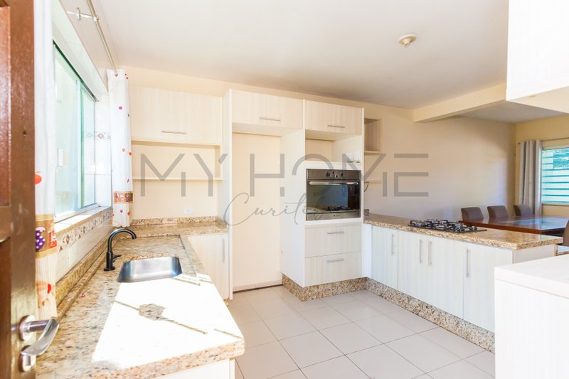 CASA À VENDA EM PINHAIS - COM 3 QUARTOS - 2 VAGAS - QUINTAL - PRONTO PARA MORAR Rua Píen Pinhais - 