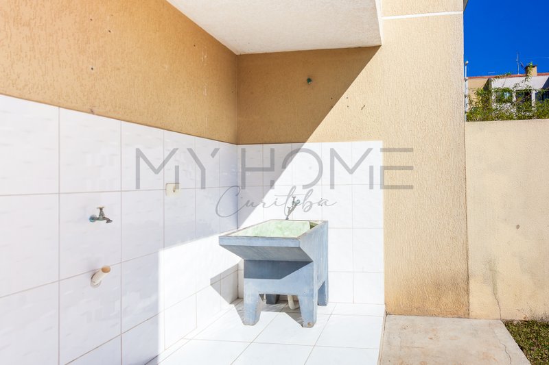 CASA À VENDA EM PINHAIS - COM 3 QUARTOS - 2 VAGAS - QUINTAL - PRONTO PARA MORAR Rua Píen Pinhais - 