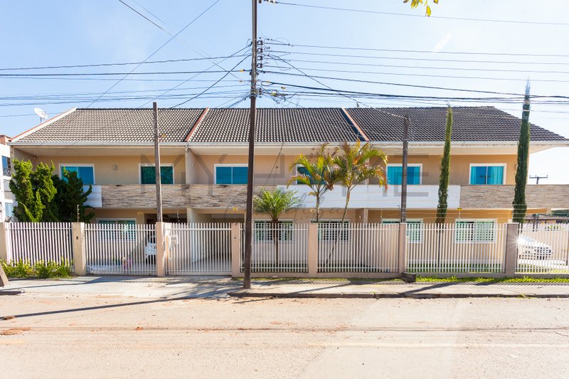 CASA À VENDA EM PINHAIS - COM 3 QUARTOS - 2 VAGAS - QUINTAL - PRONTO PARA MORAR Rua Píen Pinhais - 
