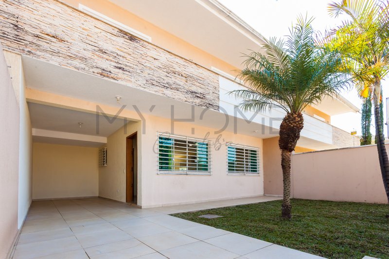 CASA À VENDA EM PINHAIS - COM 3 QUARTOS - 2 VAGAS - QUINTAL - PRONTO PARA MORAR Rua Píen Pinhais - 