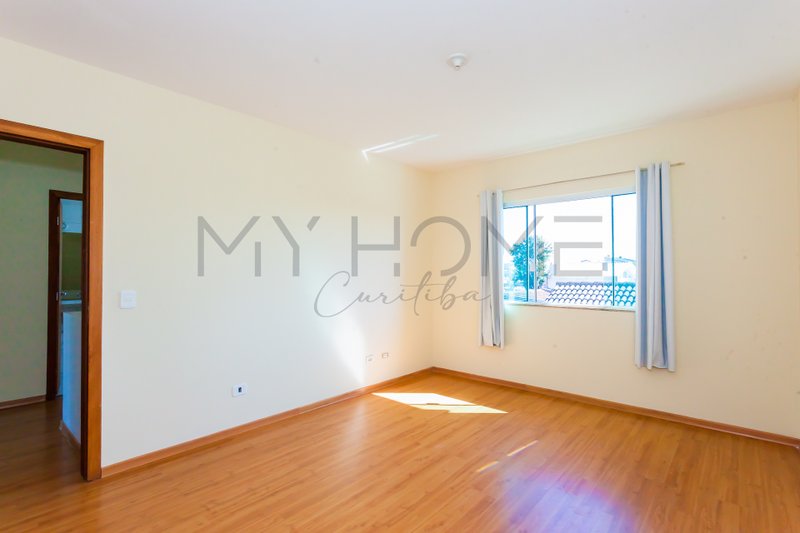 CASA À VENDA EM PINHAIS - COM 3 QUARTOS - 2 VAGAS - QUINTAL - PRONTO PARA MORAR Rua Píen Pinhais - 