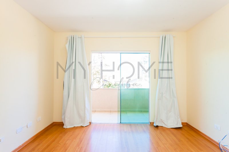CASA À VENDA EM PINHAIS - COM 3 QUARTOS - 2 VAGAS - QUINTAL - PRONTO PARA MORAR Rua Píen Pinhais - 