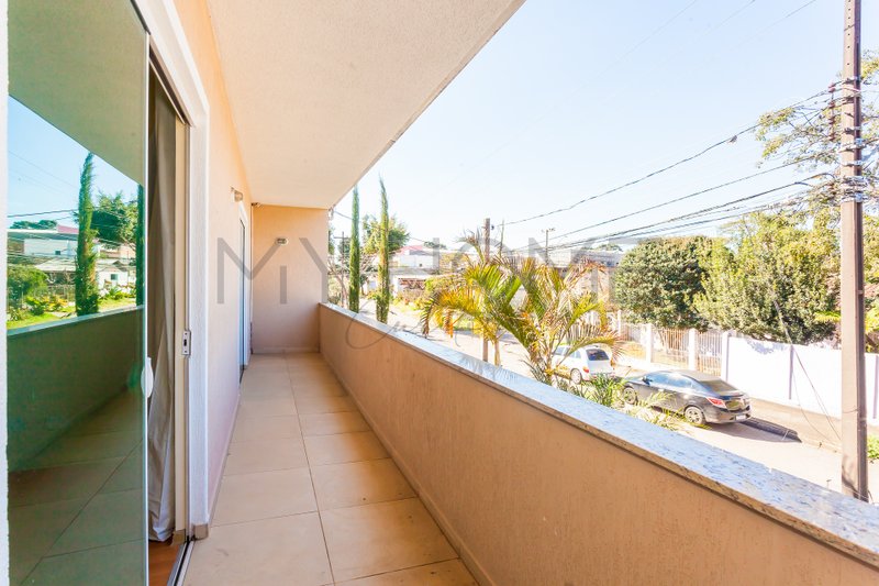 CASA À VENDA EM PINHAIS - COM 3 QUARTOS - 2 VAGAS - QUINTAL - PRONTO PARA MORAR Rua Píen Pinhais - 