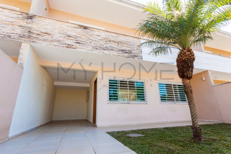 CASA À VENDA EM PINHAIS - COM 3 QUARTOS - 2 VAGAS - QUINTAL - PRONTO PARA MORAR Rua Píen Pinhais - 