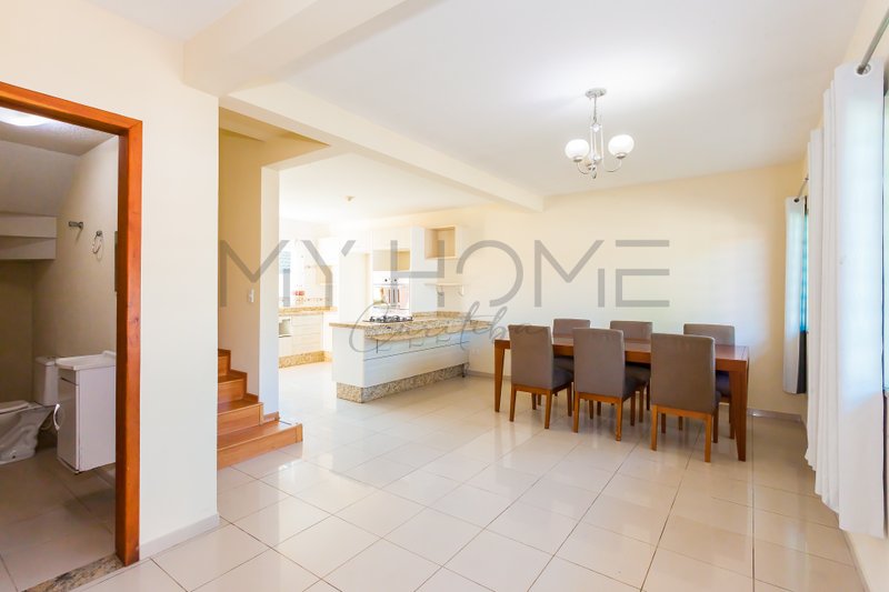 CASA À VENDA EM PINHAIS - COM 3 QUARTOS - 2 VAGAS - QUINTAL - PRONTO PARA MORAR Rua Píen Pinhais - 