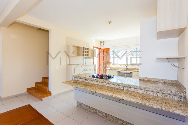 CASA À VENDA EM PINHAIS - COM 3 QUARTOS - 2 VAGAS - QUINTAL - PRONTO PARA MORAR Rua Píen Pinhais - 