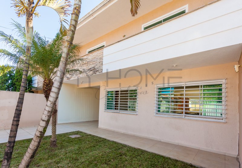 CASA À VENDA EM PINHAIS - COM 3 QUARTOS - 2 VAGAS - QUINTAL - PRONTO PARA MORAR Rua Píen Pinhais - 
