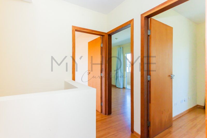 CASA À VENDA EM PINHAIS - COM 3 QUARTOS - 2 VAGAS - QUINTAL - PRONTO PARA MORAR Rua Píen Pinhais - 