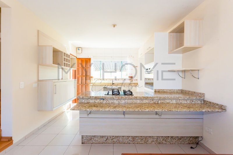 CASA À VENDA EM PINHAIS - COM 3 QUARTOS - 2 VAGAS - QUINTAL - PRONTO PARA MORAR Rua Píen Pinhais - 