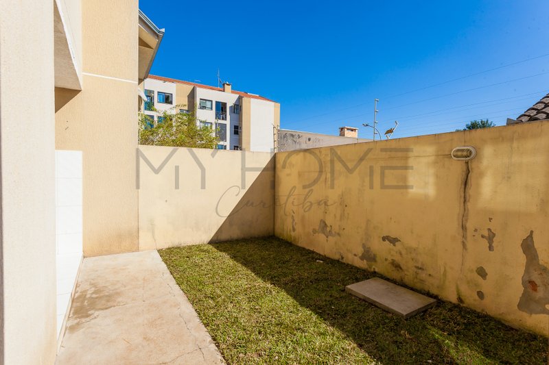 CASA À VENDA EM PINHAIS - COM 3 QUARTOS - 2 VAGAS - QUINTAL - PRONTO PARA MORAR Rua Píen Pinhais - 