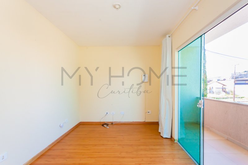 CASA À VENDA EM PINHAIS - COM 3 QUARTOS - 2 VAGAS - QUINTAL - PRONTO PARA MORAR Rua Píen Pinhais - 