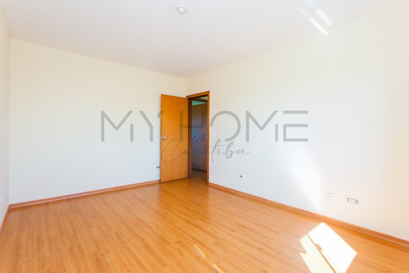 CASA À VENDA EM PINHAIS - COM 3 QUARTOS - 2 VAGAS - QUINTAL - PRONTO PARA MORAR Rua Píen Pinhais - 
