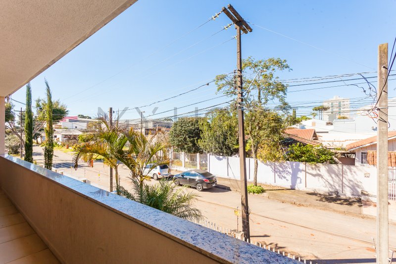 CASA À VENDA EM PINHAIS - COM 3 QUARTOS - 2 VAGAS - QUINTAL - PRONTO PARA MORAR Rua Píen Pinhais - 