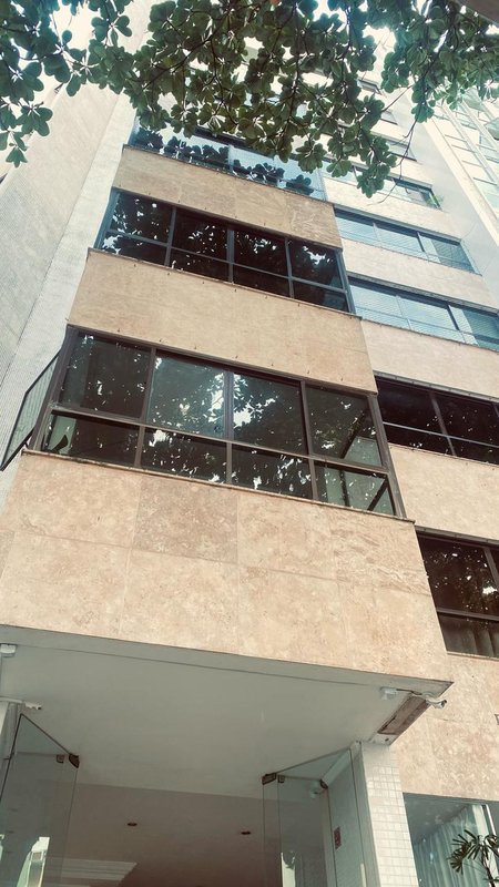 APARTAMENTO NASCENTE 4 QUARTOS SUÍTE VARANDA DEPENDÊNCIA 2 GARAGENS À VENDA NA BARRA! Rua Florianópolis Salvador - 