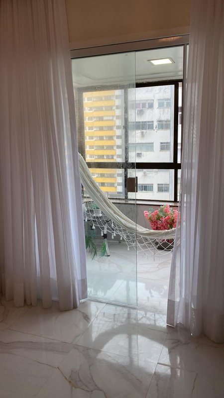 APARTAMENTO NASCENTE 4 QUARTOS SUÍTE VARANDA DEPENDÊNCIA 2 GARAGENS À VENDA NA BARRA! Rua Florianópolis Salvador - 