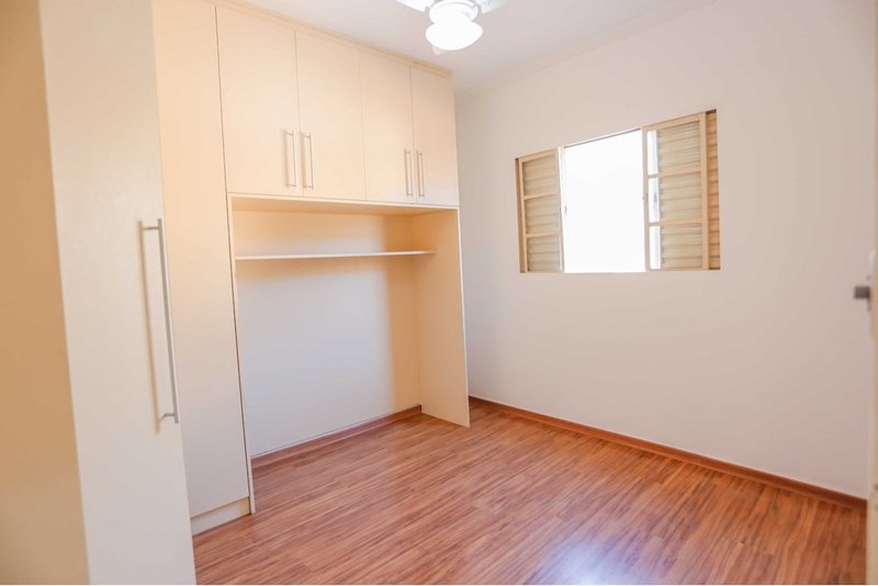 Casa à VENDA - R$ 355k-Jardim Piazza Di Roma II - 2 quartos, quintal-edícula - Sorocaba/SP Rua Elisabeth Saydel Fogaça Sorocaba - 