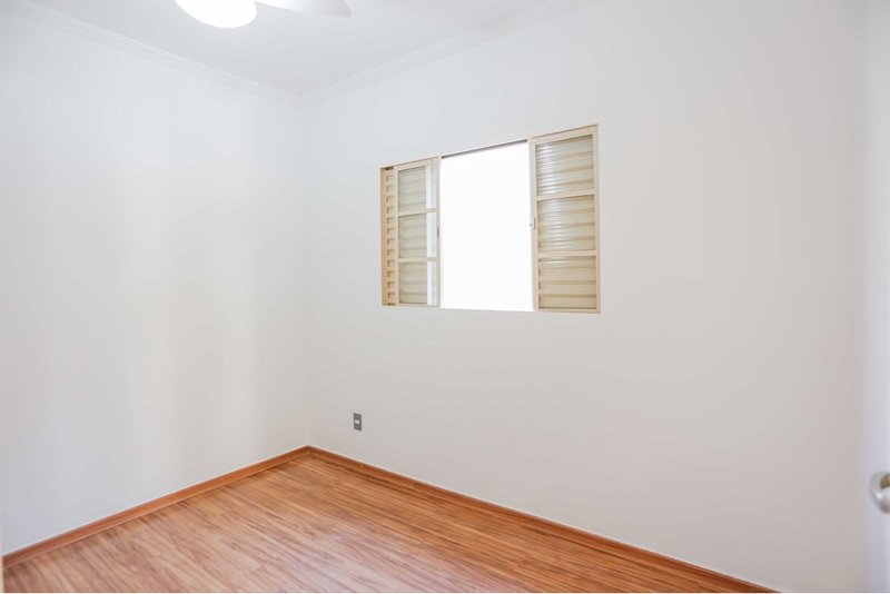 Casa à VENDA - R$ 355k-Jardim Piazza Di Roma II - 2 quartos, quintal-edícula - Sorocaba/SP Rua Elisabeth Saydel Fogaça Sorocaba - 