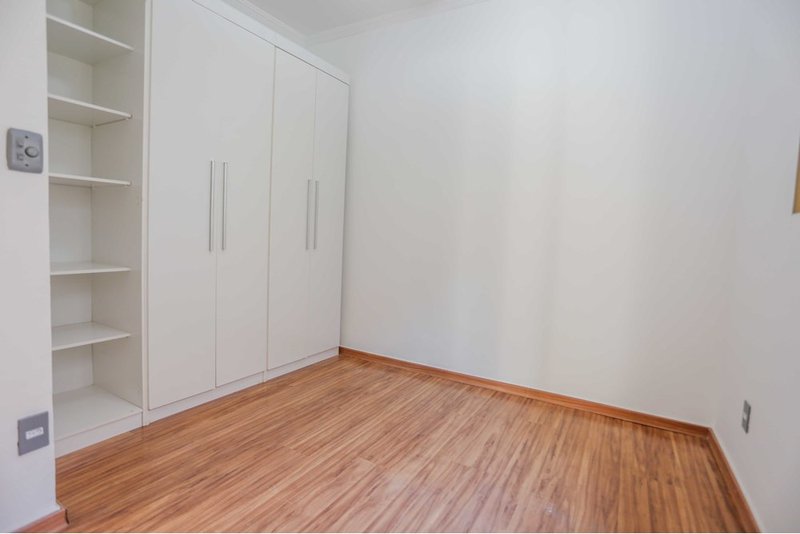 Casa à VENDA - R$ 355k-Jardim Piazza Di Roma II - 2 quartos, quintal-edícula - Sorocaba/SP Rua Elisabeth Saydel Fogaça Sorocaba - 