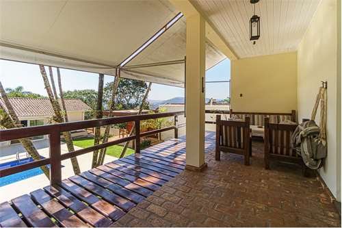 Casa 350m² no Parque Petrópolis 4 dorm 2 suítes 10 vagas Alameda Suécia Mairiporã - 