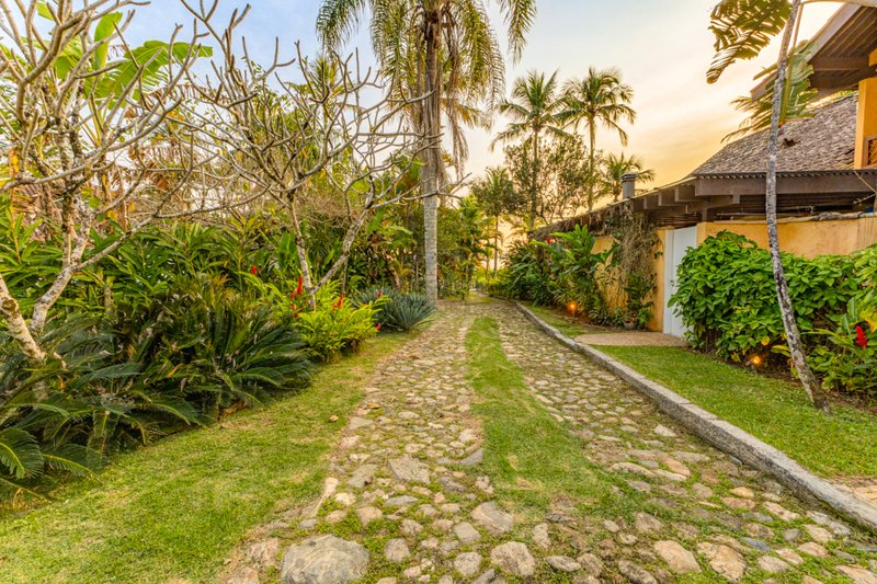Casa espetacular frente ao mar na Praia da Baleia - À VENDA - São Sebastião - 
