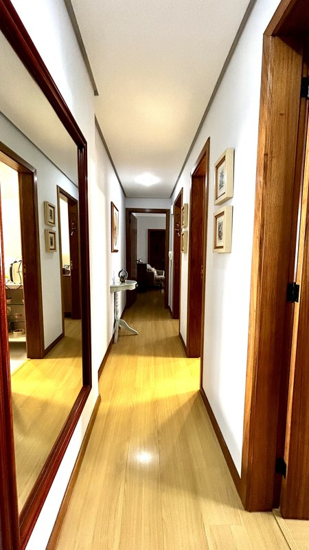 R$ 1.300.000 - IMPECÁVEL APARTAMENTO - 176M2 - 3 DORM - SUÍTE - SACADÕES - 2 VAGAS Avenida Lageado Porto Alegre - 