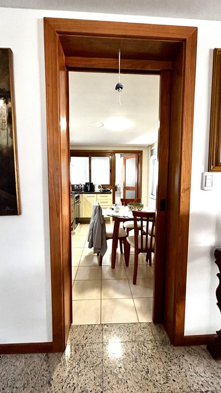 R$ 1.300.000 - IMPECÁVEL APARTAMENTO - 176M2 - 3 DORM - SUÍTE - SACADÕES - 2 VAGAS Avenida Lageado Porto Alegre - 