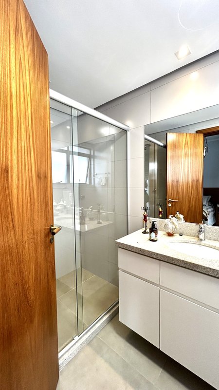 R$ 1.300.000 - IMPECÁVEL APARTAMENTO - 176M2 - 3 DORM - SUÍTE - SACADÕES - 2 VAGAS Avenida Lageado Porto Alegre - 