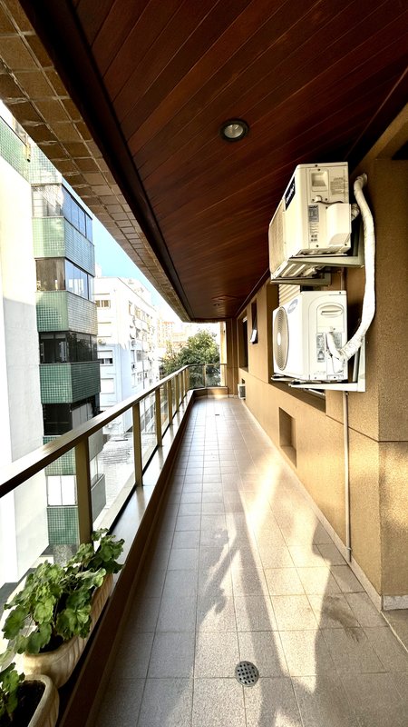 R$ 1.300.000 - IMPECÁVEL APARTAMENTO - 176M2 - 3 DORM - SUÍTE - SACADÕES - 2 VAGAS Avenida Lageado Porto Alegre - 