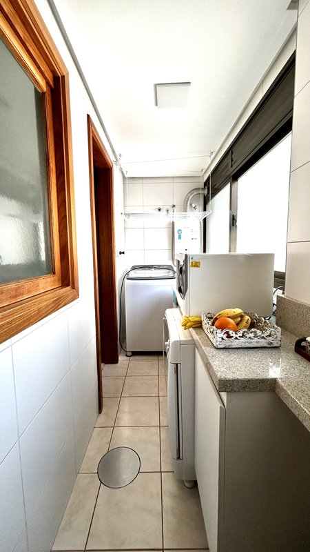 R$ 1.300.000 - IMPECÁVEL APARTAMENTO - 176M2 - 3 DORM - SUÍTE - SACADÕES - 2 VAGAS Avenida Lageado Porto Alegre - 