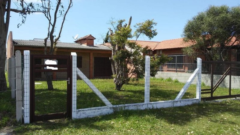 Casa com 4 quartos, Edícula e amplo pátio na frente, próximo ao mar Rua Iraí Capão da Canoa - 