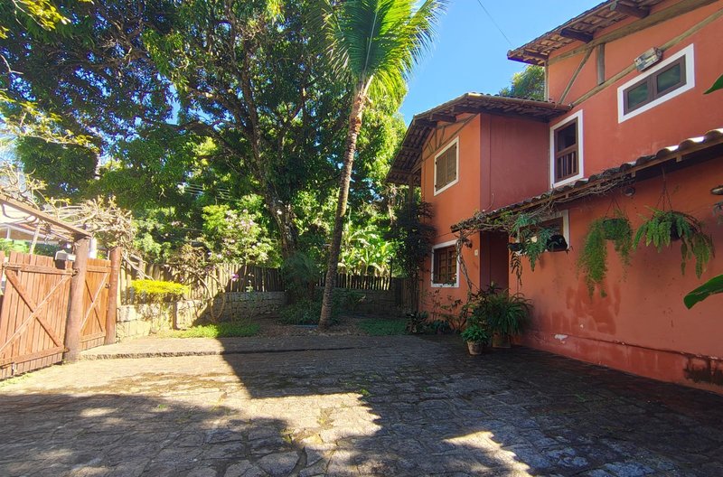 ALUGA-SE LINDA CASA MOBILIADA PRONTA PARA MORAR - 3 QUARTOS - PISCINA - LAZER COMPLETO!! Avenida Riachuelo Ilhabela - 