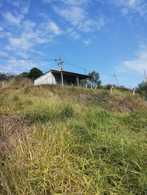 Terreno com boa topografia e uma pequena casa à venda no Morro Azul - Igaratá - 