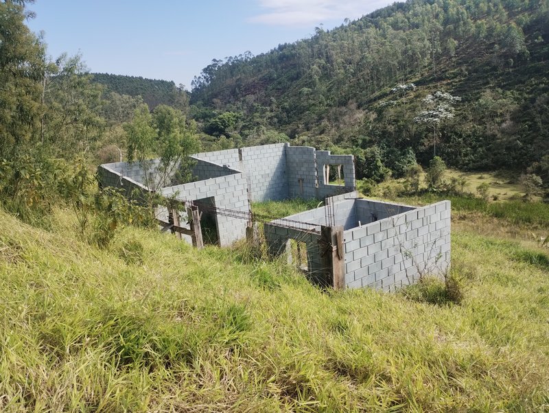 Terreno com boa topografia e uma pequena casa à venda no Morro Azul - Igaratá - 
