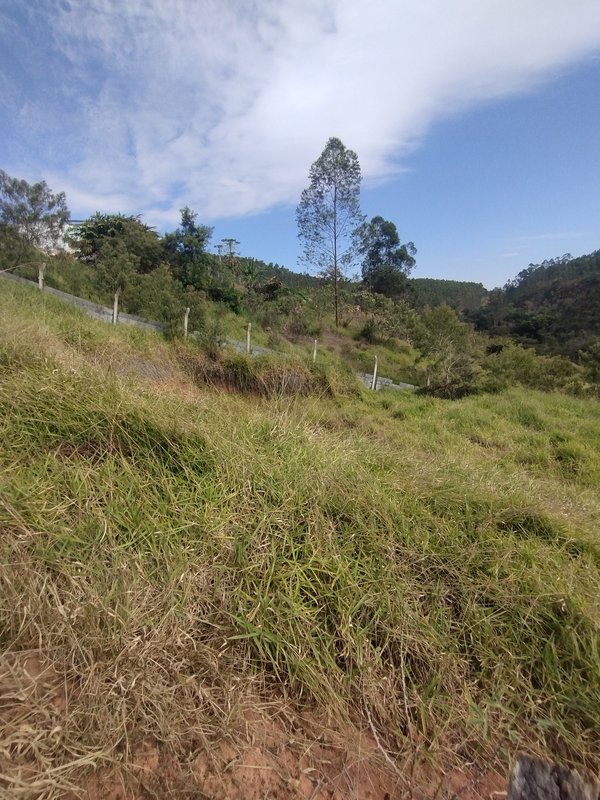Terreno com boa topografia e uma pequena casa à venda no Morro Azul - Igaratá - 