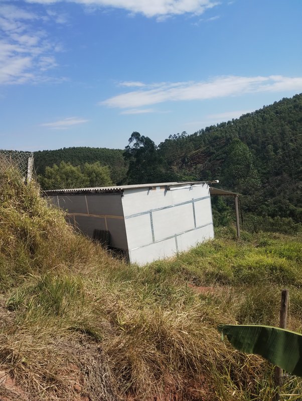 Terreno com boa topografia e uma pequena casa à venda no Morro Azul - Igaratá - 