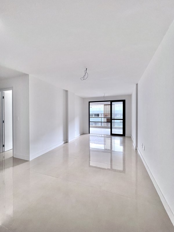 Apartamento novo frontal com 3 suítes no Jardim Oceânico  Rio de Janeiro - 