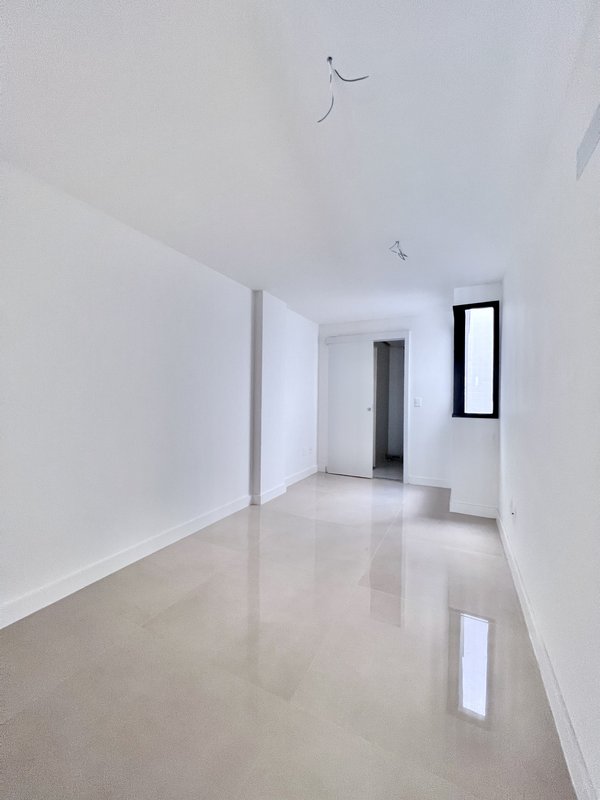 Apartamento novo frontal com 3 suítes no Jardim Oceânico  Rio de Janeiro - 