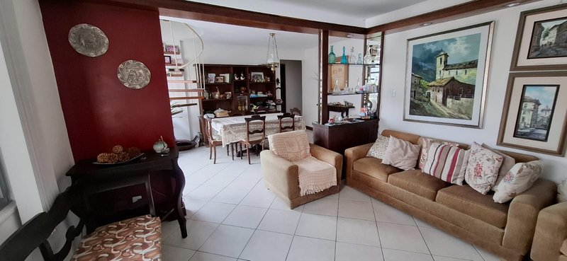 APARTAMENTO COBERTURA 4 QUARTOS 3 SUÍTES VARANDAS 3 GARAGENS À VENDA NO RIO VERMELHO! Rua Rodrigo Argollo Salvador - 