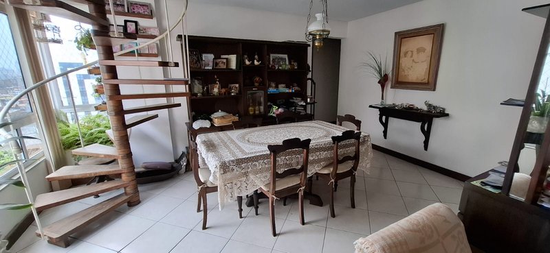 APARTAMENTO COBERTURA 4 QUARTOS 3 SUÍTES VARANDAS 3 GARAGENS À VENDA NO RIO VERMELHO! Rua Rodrigo Argollo Salvador - 