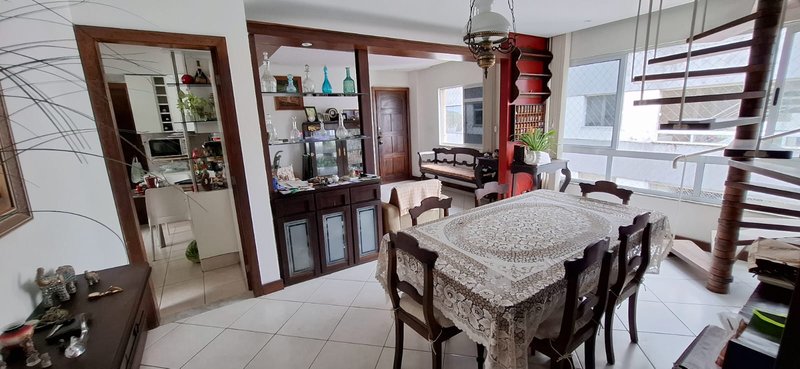 APARTAMENTO COBERTURA 4 QUARTOS 3 SUÍTES VARANDAS 3 GARAGENS À VENDA NO RIO VERMELHO! Rua Rodrigo Argollo Salvador - 