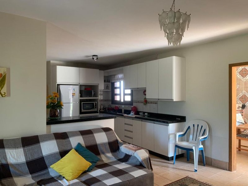 Casa com 3 quartos, sendo 2 suítes, churrasqueira e garagem fechada. Próximo ao MAR Rua Arabutã Capão da Canoa - 