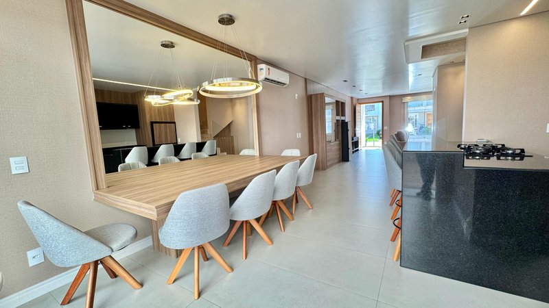 Casa com 4 quartos, sendo 2 suítes, MOBILIADA, em Condomínio Fechado, MURANO, em Capão Rua Roberto Carlos Wagner Capão da Canoa - 