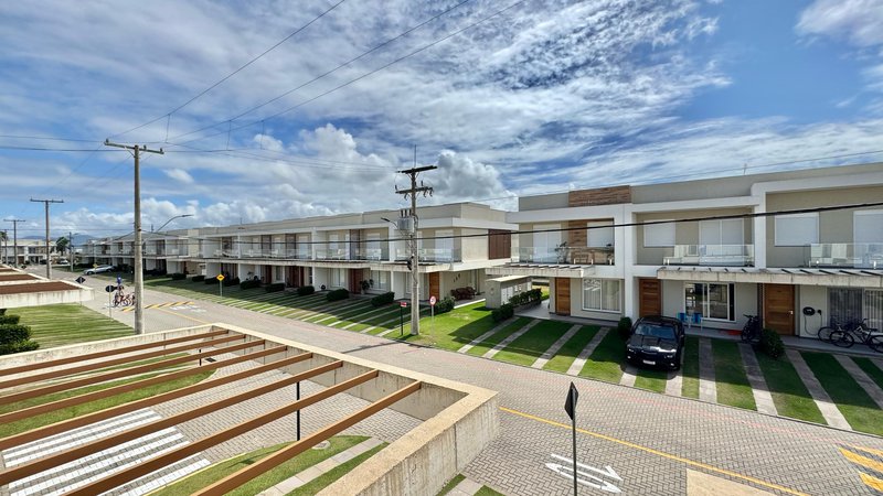 Casa com 4 quartos, sendo 2 suítes, MOBILIADA, em Condomínio Fechado, MURANO, em Capão Rua Roberto Carlos Wagner Capão da Canoa - 