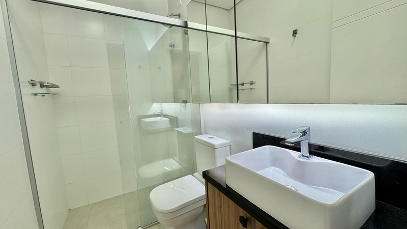 Casa com 4 quartos, sendo 2 suítes, MOBILIADA, em Condomínio Fechado, MURANO, em Capão Rua Roberto Carlos Wagner Capão da Canoa - 
