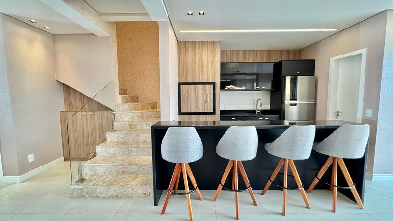 Casa com 4 quartos, sendo 2 suítes, MOBILIADA, em Condomínio Fechado, MURANO, em Capão Rua Roberto Carlos Wagner Capão da Canoa - 