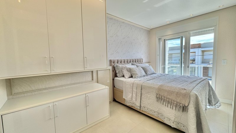 Casa com 4 quartos, sendo 2 suítes, MOBILIADA, em Condomínio Fechado, MURANO, em Capão Rua Roberto Carlos Wagner Capão da Canoa - 