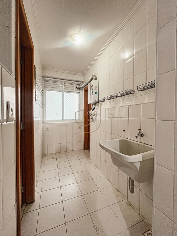Apartamento com 4 Dormitórios no Edifício Mediterrâneo Rua Professor Roberval Froes São José dos Campos - 