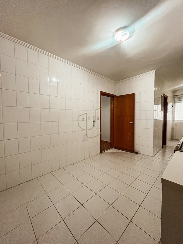 Apartamento com 4 Dormitórios no Edifício Mediterrâneo Rua Professor Roberval Froes São José dos Campos - 
